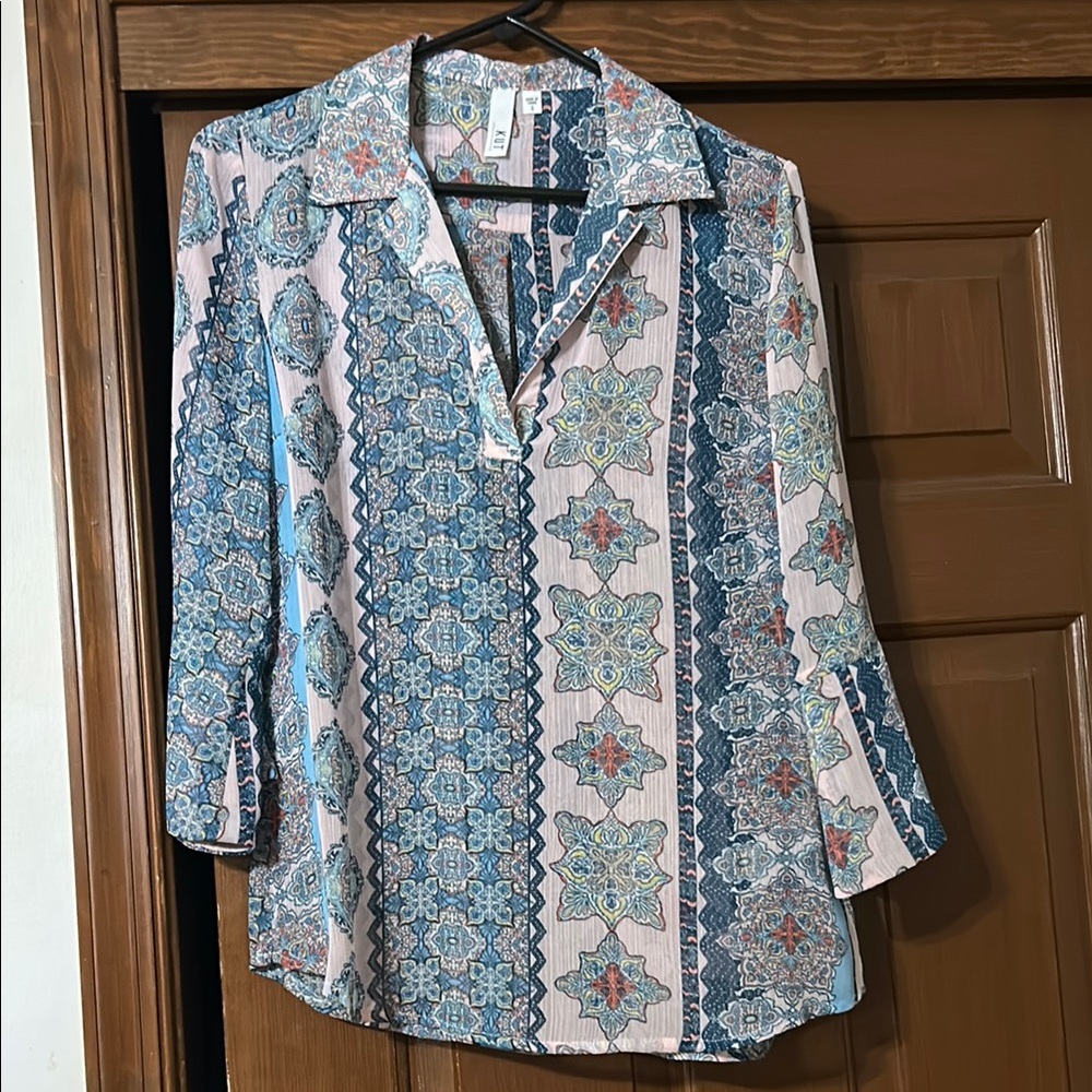 Kut from the Kloth Blue and White Graphic 3/4 Sleeve Blouse